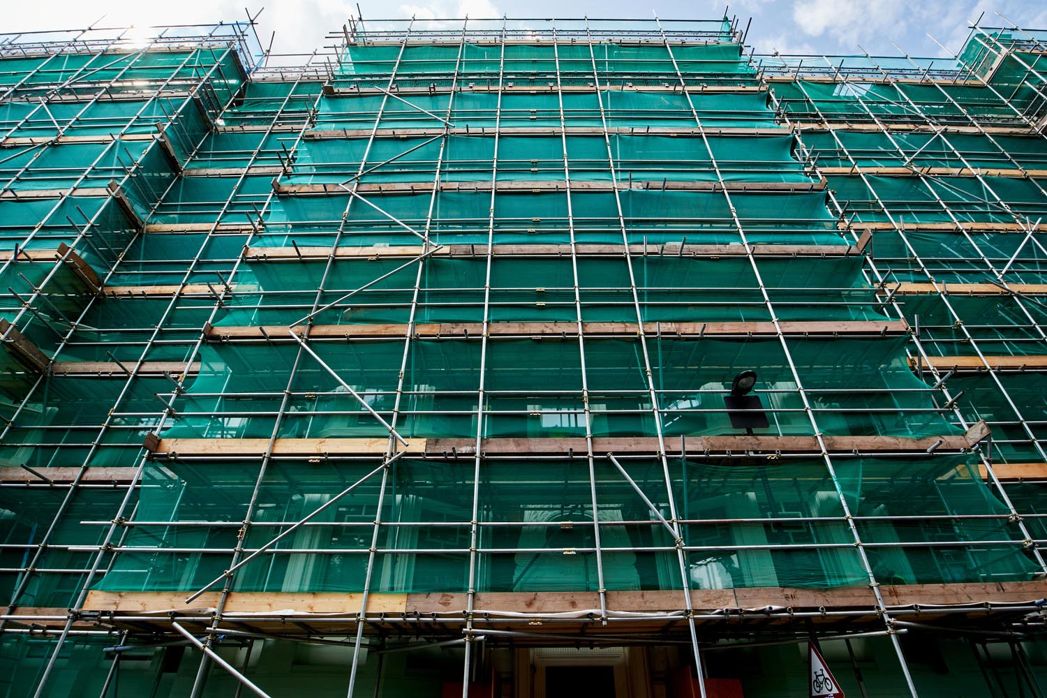 The Architectural Language of Scaffoldings in Cityscapes Exploring the Impact of These Temporary Structures - 13674